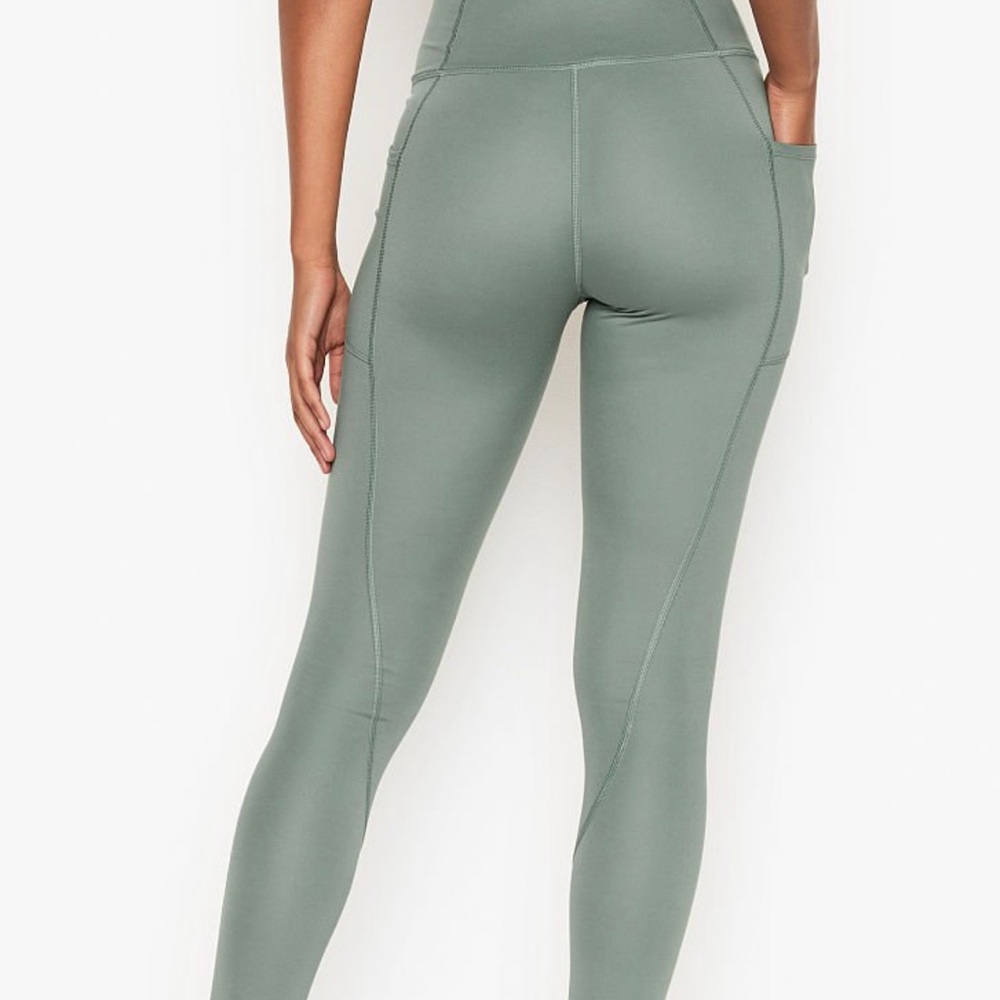 VICTORIA'S SECRET
Flow On Point Essential High-Rise Legging